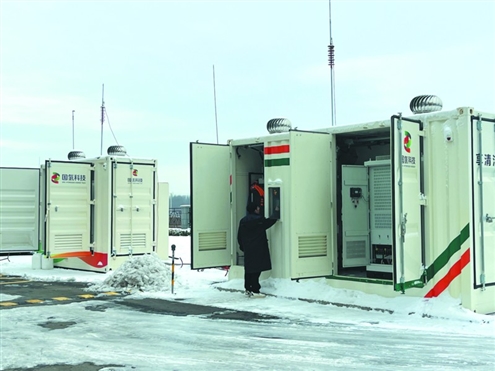 国氢科技氢发电团队技术人员调试发电产品